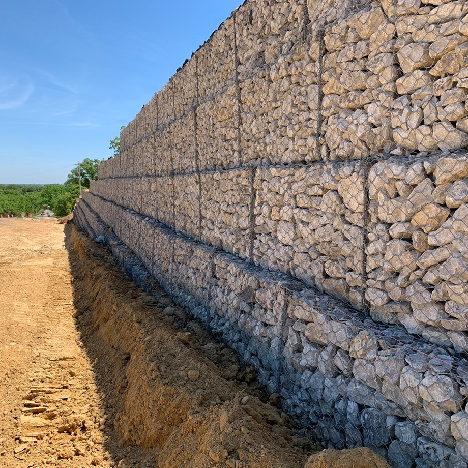 In addition, in terms of CO2 emissions, gabion retaining walls have a lower carbon footprint than conventional concrete retaining walls of the same size.